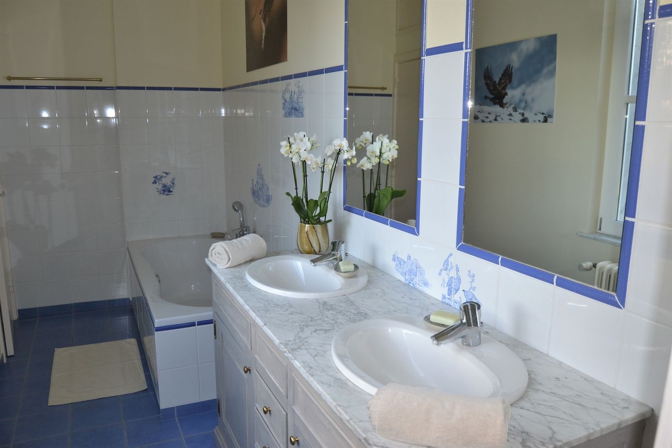 Double marble sink with double mirror and a bathtub in the magnolia room of the Chateau de la Saluliniere