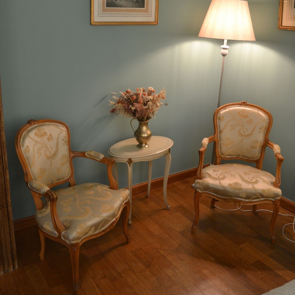 Magnificent small living room in the magnolia room of the Chateau de la Sauliniere