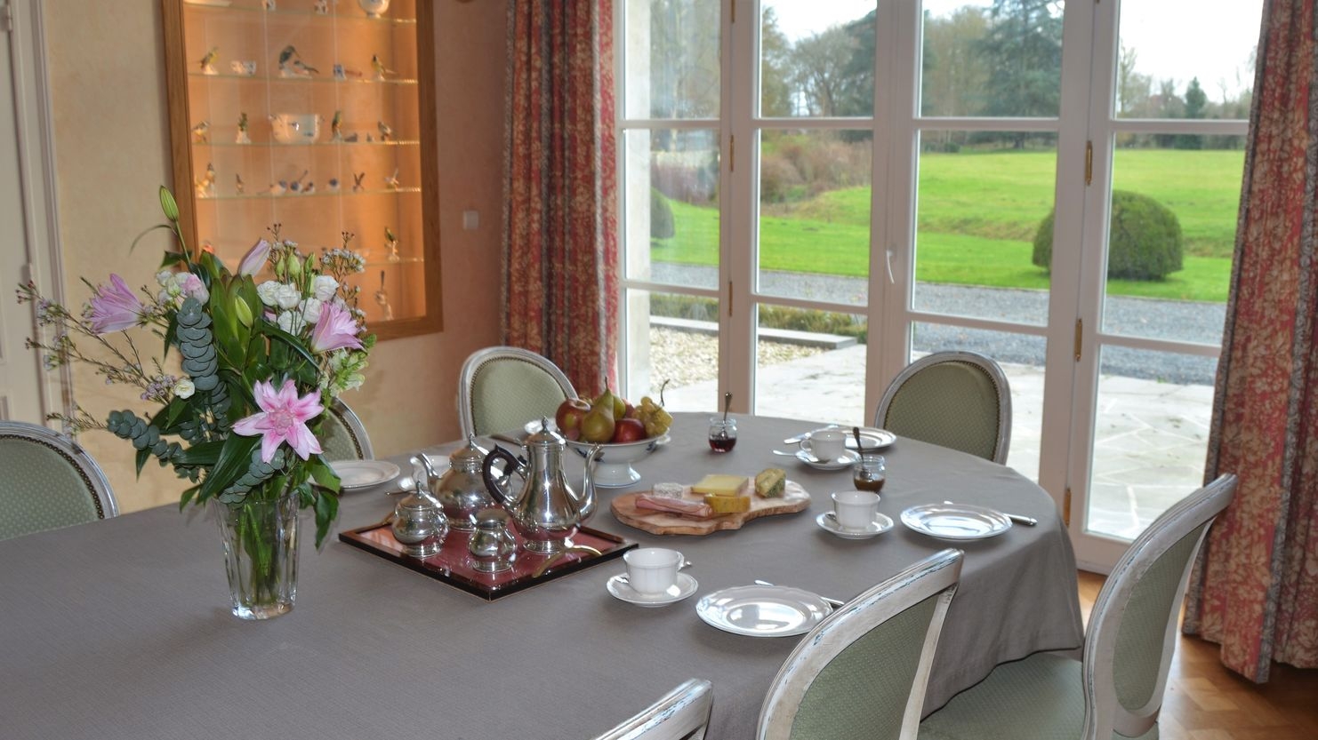 Ontbijttafel voor 5 personen in het Château de la Saulinière