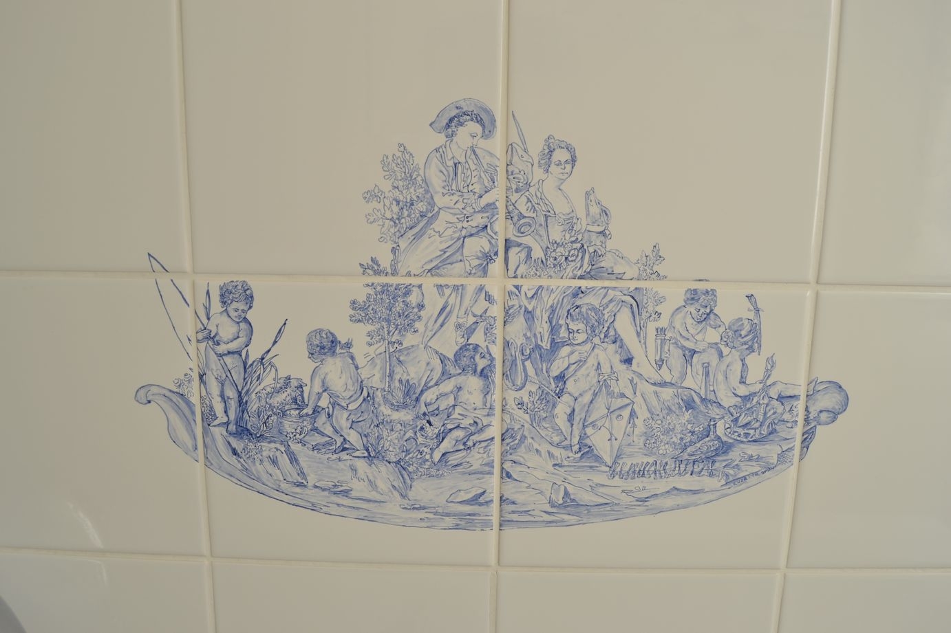Afbeelding van de tegels op de badkamermuur in de Magnolia-slaapkamer in Chateau de la Sauliniere