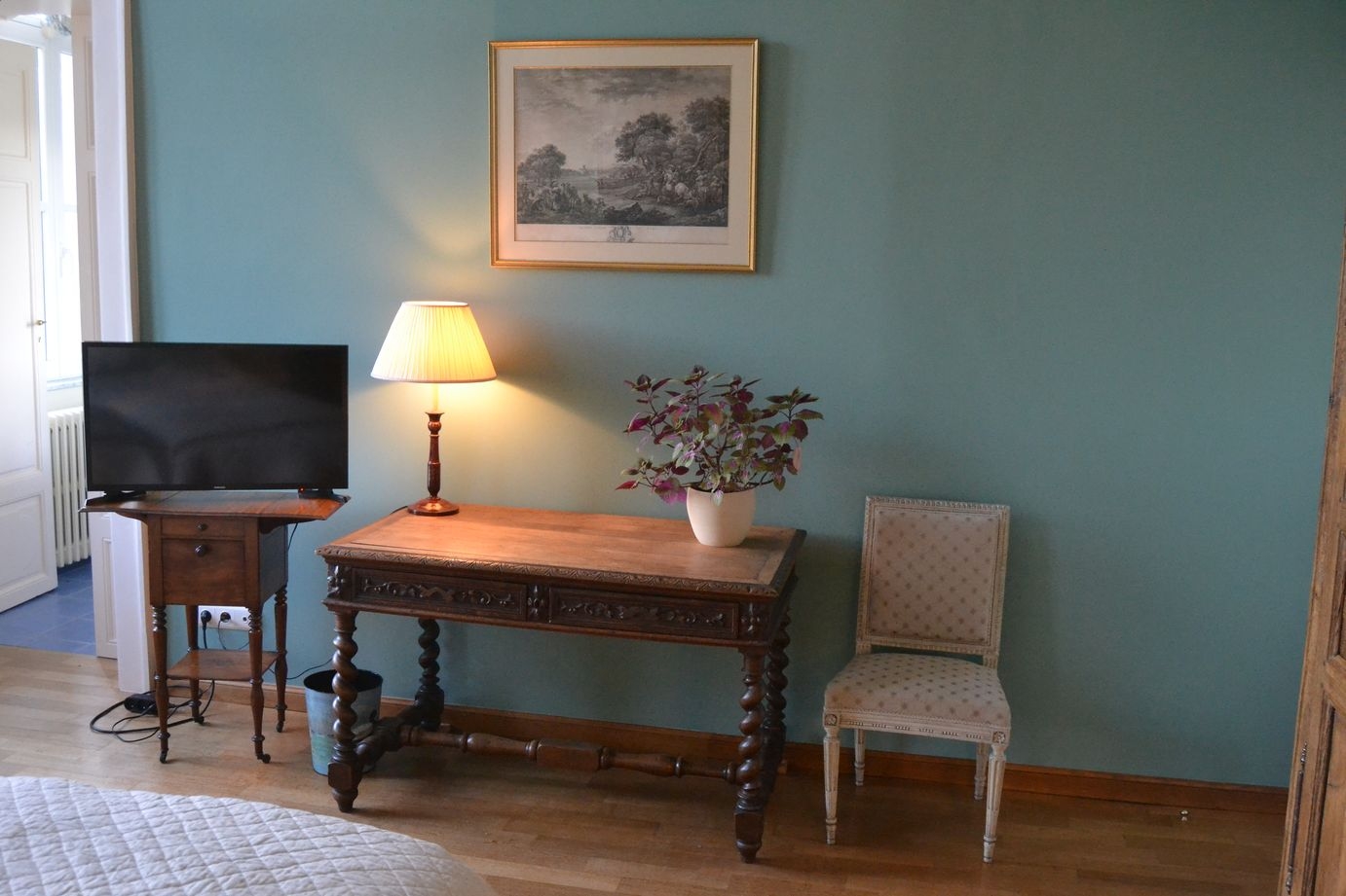 Desk with tv in the magnolia room of the chateau de la sauliniere