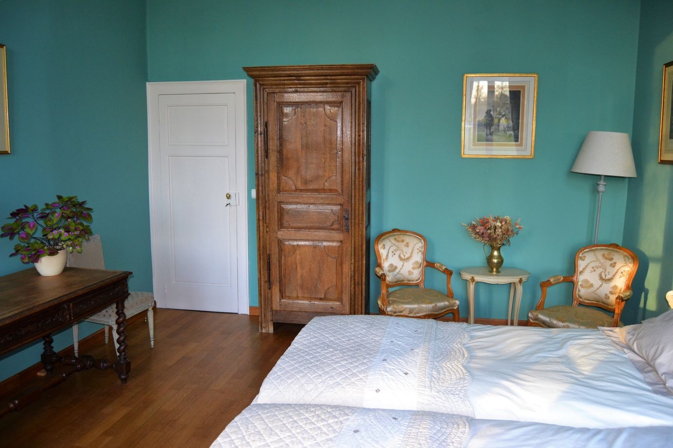 Salon avec double fauteuil et table basse dans la chambre magnolia du chateau de la sauliniere