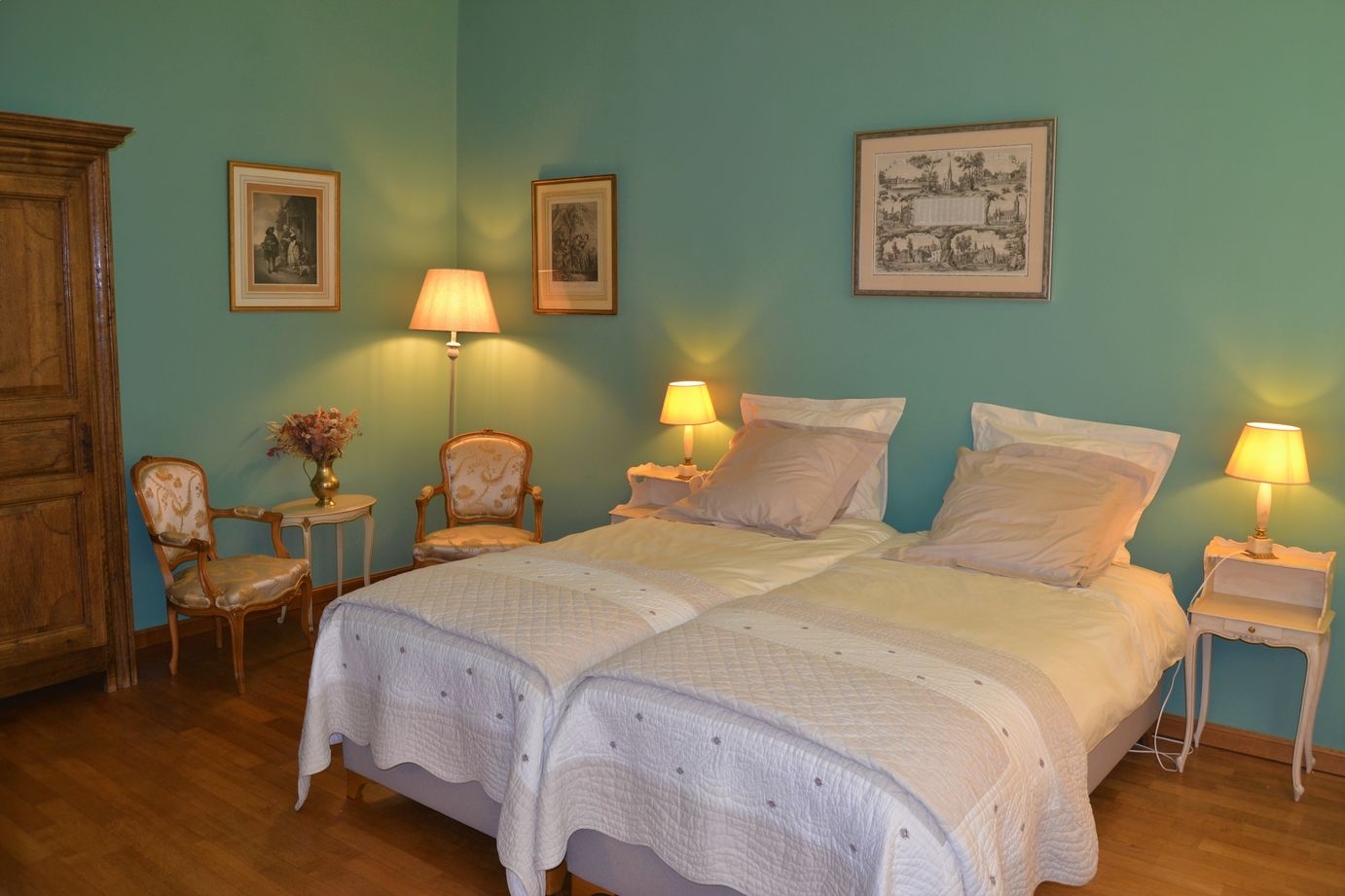 Tweepersoonsbed met de woonkamer in de Magnolia-kamer in het Château de la Saulinière