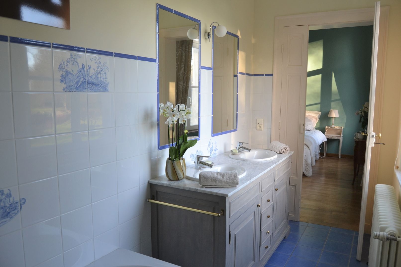 Badkamer met bad in de Magnolia-kamer in het Château de la Saulinière